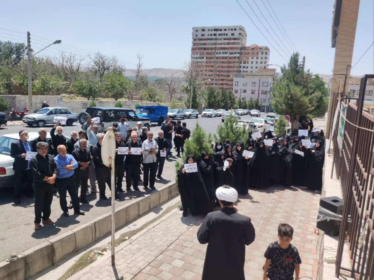 تصاویر تجمع ضد فساد سهندی ها جلوی دادگستری شهرستان اسکو